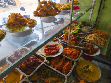 Pirinç tezgahında çeşitli Endonezya mezeleri servis ediliyor.