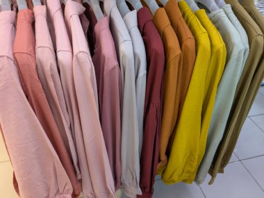 Renkli Asılı Gömlekler Sırası Elbise Mağazası Askılarında Pembe Turuncu Sarı