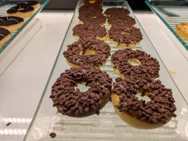 Cam tabakta malzemeli çörekler..