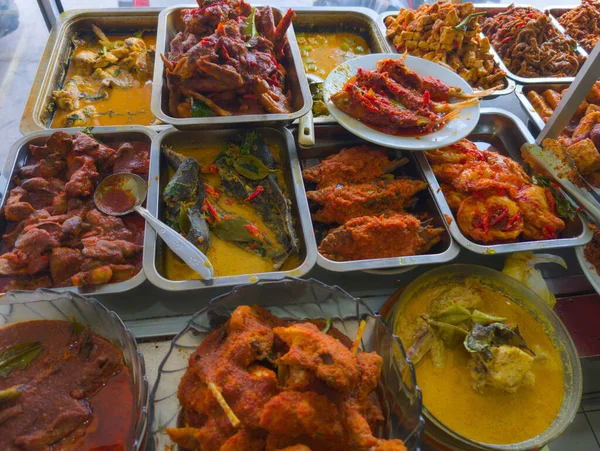 Pirinç tezgahında çeşitli Endonezya mezeleri servis ediliyor.