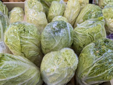 Plastik ambalajlı Napa Lahana Kafalar Süpermarkette Sebze Gösterimi