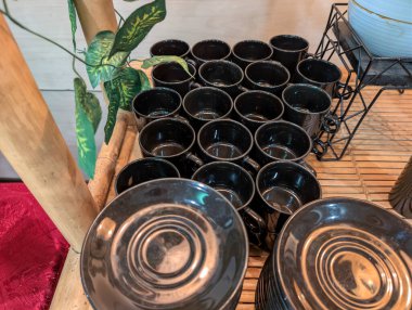 Bambu Kahve Kırık Masasında Siyah Kupa ve Tabaklar Sırası