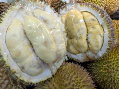 Olgun ve taze Durian meyvesi kesilir, yumuşak, sarı eti ortaya çıkarır.