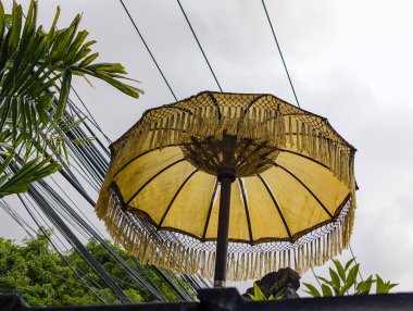 Geleneksel Bali dekoratif şemsiyeleri genellikle Hindu dini törenlerinde kullanılır.