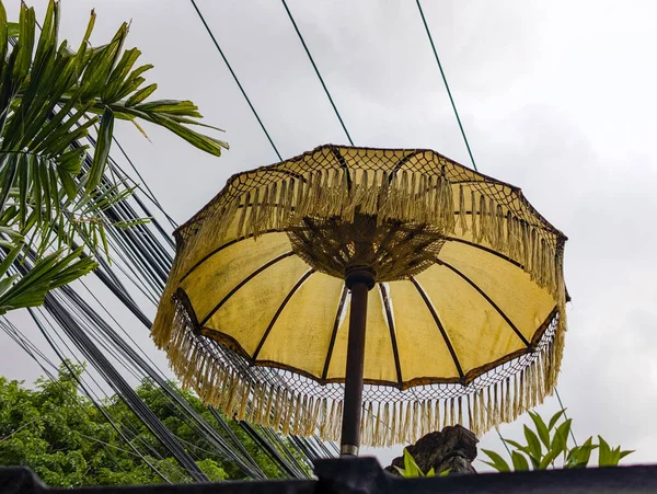 Geleneksel Bali dekoratif şemsiyeleri genellikle Hindu dini törenlerinde kullanılır.