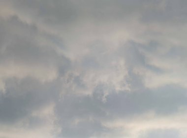 Yumuşak gri bulutlar Uçsuz bucaksız gökyüzünü doldurdu