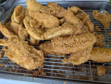 Kızarmış muz Endonezya 'da popüler ve lezzetli bir sokak yemeği..