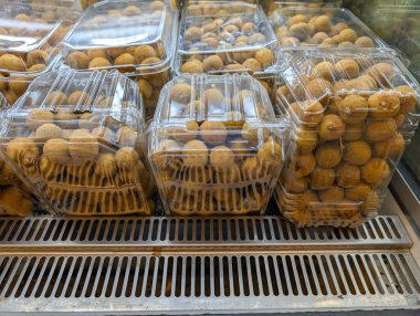 Şeffaf plastik konteynırlar süpermarket raflarında düzgünce düzenlenmiştir..