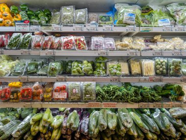 Denpasar, Bali. 16 Ocak 2026. Süpermarketteki buzdolabının raflarında çeşitli taze ve sağlıklı sebzeler düzenli olarak düzenlenir..