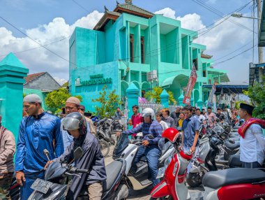 Birçok insan cuma namazından sonra eve dönüyor..