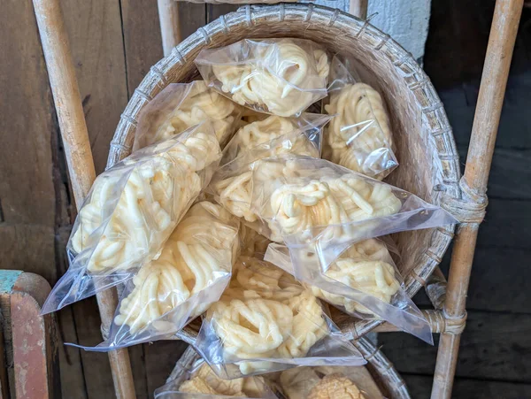 Krakerler tek tek şeffaf plastik poşetlere doldurulup geleneksel dokuma sepetlerinde servis ediliyor..