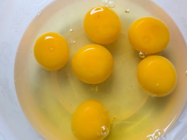 Altı çiğ yumurta şeffaf bir kasede kırıldı..