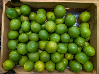 Taze portakallar saf ahşap bir sandıkta sıralanmış.,