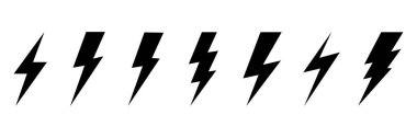Beyaz arkaplanda izole edilmiş çeşitli yıldırım şekilleri koleksiyonu