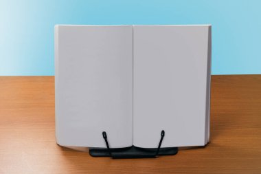 Efsaneyi yazmak için boş sayfaları olan bir kürsü üzerine açık kitap, masa kırsal ahşaptan yapılmış. El yazısı gereçleri