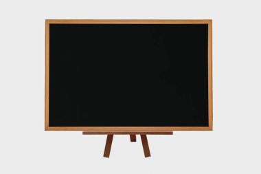 Sehpada tebeşir ve silgiyle izole edilmiş arkaplanda kara tahta