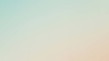 Açık maviden yumuşak şeftaliye geçiş yapan sakin bir arkaplan