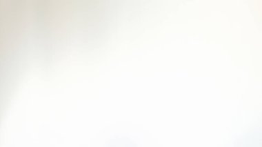 İnce eğimli ve yumuşak ışıklandırmalı sakin beyaz bir arkaplan