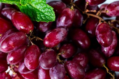 Siyah arka planda bir demet taze kırmızı üzümü kapatın.