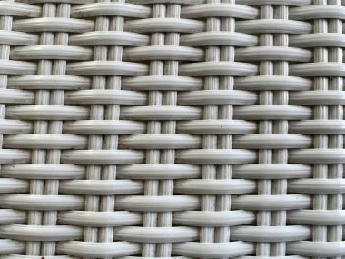 Beyaz sentetik rattan ya da hasır dokuma desenlerinin tam kare görüntüsü. Bu karmaşık dokusal arkaplan mobilya tasarımı veya çağdaş dekor kavramları için idealdir..