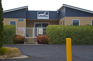   Devonport, Tazmanya, Aust. 22 07 2025. William Caddesi 'ndeki Yaşam Yolu Hıristiyan Kilisesi Manikürlü Çit' in arkasında.                              