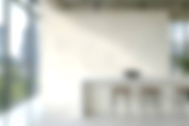 Parlak ve havadar bir ofis, minimalist tasarımı sergiliyor. Modern mobilyalar ve büyük pencereler doğal ışıkla dolu ilham verici bir çalışma ortamı yaratıyor..