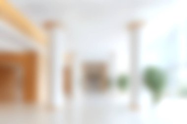 Zarif sütunlara ve bol doğal ışığa sahip, dingin bir ortamda rahatlama ve yaratıcılık için mükemmel bir modern ve parlak iç mekan..