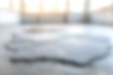 Geniş gri ve beyaz bir yüzeyi modern tasarım ve sanat projeleri için mükemmel bir kapalı alanda gösteren bulanık bir görüntü..