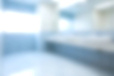 Modern bir banyonun yumuşak odaklı görüntüsü açık renkli fayanslar ve bol miktarda doğal ışık içerir. Ayarlar gevşemeyi ve çağdaş tasarım estetiğini çağrıştırıyor.