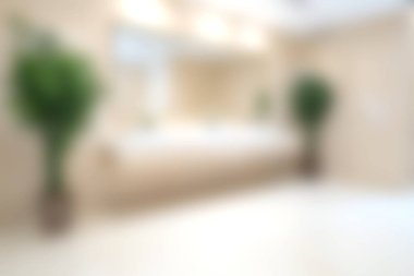 Modern aksesuarların, zarif dekorun ve yemyeşil bitkilerin bulunduğu güzel tasarlanmış bir banyo huzurlu ve davetkar bir atmosfer yaratıyor. İç mekan için mükemmel..