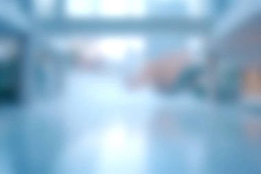 Modern tasarım ve sükunet için mükemmel, parlak ışıklandırma ve sakin bir atmosfere sahip boş bir iç mekanı gösteren yumuşak odaklı bir resim.