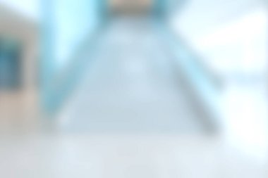 Bu resim modern iç mekanda bulanık bir merdiven sergiliyor, çağdaş tasarım estetiğini temiz ve minimal bir çevreyle özetliyor.