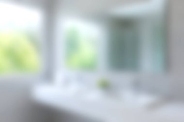 Güzel tasarlanmış modern bir banyo pencerelerden süzülen yumuşak, doğal bir ışığa sahiptir. Dışarıda yeşil bir ortam oluşturur..