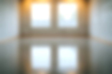 Sıcak ışığın pencerelerden aktığı, parlayan zemine yansıyan, huzurlu bir atmosfer yaratan huzurlu ve boş bir oda..