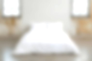 Yumuşak beyaz yatak odası, parlak doğal ışık ve temiz estetik içeren huzurlu ve rahat bir minimalist yatak odası. Rahatlamak ve rahatlamak için ideal..