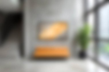 Duvarında soyut bir sanat eseri olan minimalist dekorun yer aldığı modern bir oturma odası. Parlak doğal ışık, hoş atmosferi şık elementlerle güçlendirir..