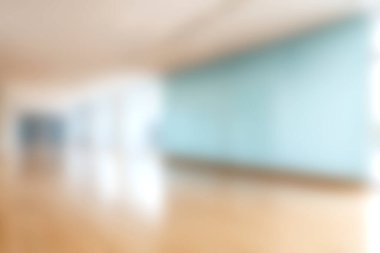 Ahşap zemin ve geniş pencereleri olan, yaratıcılık ve üretkenlik için mükemmel, parlak ve havadar modern bir ofis. Profesyoneller ve iş adamları için ideal..