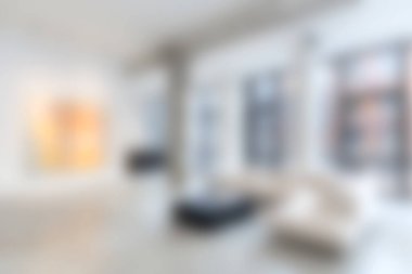 Modern minimalist dekorun, rahat mobilyaların ve sanatsal öğelerin yer aldığı parlak ve havadar bir oturma odası, çağdaş yaşam tarzı ve tasarımı sergilemek için mükemmel..