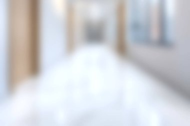 Parlak doğal ışık, temiz yüzeyler ve minimalist tasarımı olan modern bir ofis koridoru. Çağdaş çalışma alanı estetiğini göstermek için ideal.