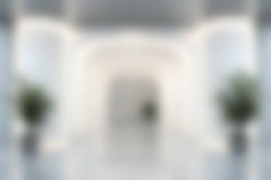 Parlak ışıklandırma, yeşil bitkiler ve ferah bir koridor içeren modern bir minimalist iç mekan rahatlama ve sükunet için mükemmel bir atmosfer yaratır..