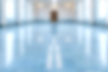 Parlak doğal ışık ve parlak bir zemin ile dolu modern bir koridorun huzurlu ve bulanık iç görünüşü. Huzur ve zarafet temaları için ideal.