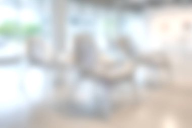 Bu görüntü, parlak, minimalist bir çalışma alanında, şık ve davetkar bir atmosfer yaratan soyut mobilya düzeniyle modern bir iç mekan içeriyor..