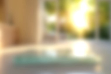 Yumuşak güneş ışığıyla aydınlatılan sakin bir kapalı alan, yemyeşil ve sakin bir atmosfer, rahatlama ve modern dekor için mükemmel..