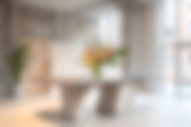 Minimalist bir dizaynın yer aldığı sakin, modern bir iç mekan. Parlak bir çiçek aranjmanı zarif alana enerji katar, sıcak ve davetkar bir atmosfer yaratır..