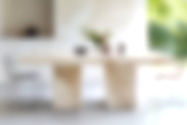 Bu modern minimalist yemek odası zarif beyaz sandalyelerle eşleştirilmiş şık ahşap bir masa sunan parlak ve havadar bir atmosfere sahiptir. Doğal ışık dekorasyon unsurlarını artırarak aile toplantıları için barışçıl ve davetkar bir ortam yaratıyor..