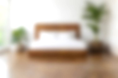 Rahat, ahşap bir yatak odası ve doğal ışıkla yıkanmış yemyeşil bitkiler. Konfor ve minimalist tasarım sergilemek için mükemmel..