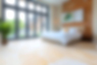 Parlak ve modern bir yatak odası, güneşli bir atmosfer, minimalist bir dekor ve rahatlama ve rahatlama için mükemmel konforlu bir ortam yaratan büyük pencereler..