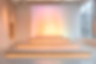 Minimalist ahşap banklarıyla renkli ışık gösteren huzurlu bir modern sanat galerisi. Uzay yansımayı ve yaratıcılığı davet eder, sanat severler için mükemmeldir..