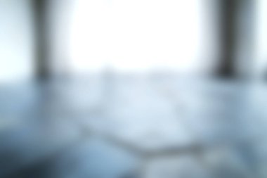 Bu resim, kapalı bir alanda dokulu bir zemini gösteren bulanık ve soyut bir arkaplanı gösteriyor. Huzur ve modern tasarım taşımak için ideal.