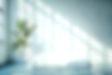 Bu yumuşak odak görüntüsü, doğal ışıkla dolu, sakin bir atmosfer için minimalist dekor ve tek bir bitki içeren parlak bir iç mekan sergiliyor..